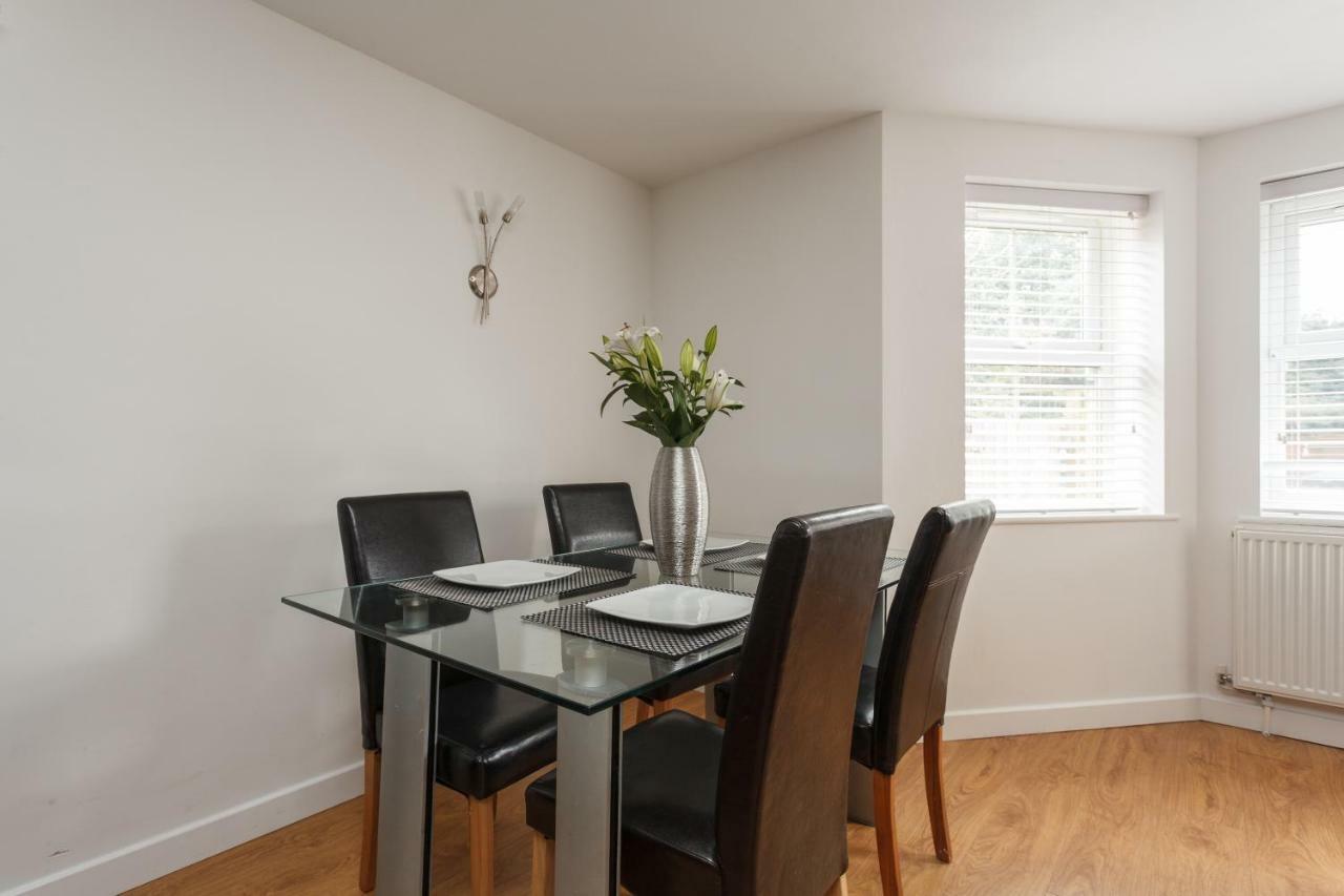 Stunning Contemporary Apartment - Free Parking - 5 Minute Walk To The Beach - Great Location - Fast Wifi - Smart Tv With Netflix Included - Contractor Friendly - Perfect For Short And Long Stays Bournemouth Exterior foto