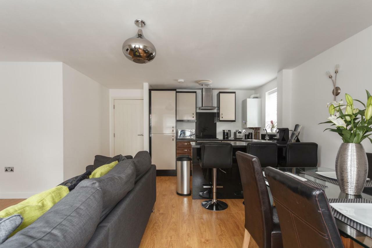 Stunning Contemporary Apartment - Free Parking - 5 Minute Walk To The Beach - Great Location - Fast Wifi - Smart Tv With Netflix Included - Contractor Friendly - Perfect For Short And Long Stays Bournemouth Exterior foto