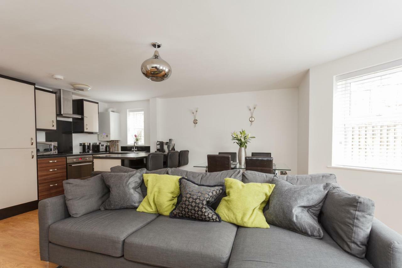 Stunning Contemporary Apartment - Free Parking - 5 Minute Walk To The Beach - Great Location - Fast Wifi - Smart Tv With Netflix Included - Contractor Friendly - Perfect For Short And Long Stays Bournemouth Exterior foto